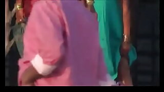 આ અસામાન્ય અને શૃંગારિક વિડિયોમાં ભારતીય aunts તેમના ખભા પરથી મુક્તપણે પેશાબ કરે છે.