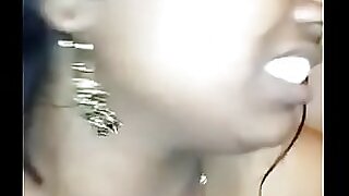 દેશી હોટી એક શિંગડા સફેદ સ્ટેલિયન સાથે જુસ્સાદાર કાઉગર્લ એક્શનમાં વ્યસ્ત થઈને જંગલી સવારી કરે છે. એક મોટી કાળી ટોટીની કલ્પના જીવનમાં આવે છે.