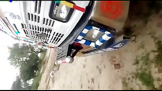 Индийские красотки занимаются извращенным сексом на грузовике.