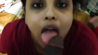 Una chica india amateur disfruta de la garganta profunda y el juego anal en un condón.
