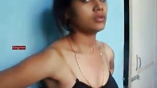 Beleza indiana mostra suas habilidades sensuais de masturbação.