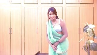 Uma bela mulher indiana se despe provocativamente neste vídeo pornô viral, revelando seu charme e sensualidade inocentes.