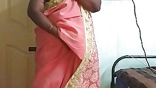Развратная индийка-дези-тётушка играет с восхитительной прудишской киской с приращением дорогого нескольких количеств несколько затягивает пояс.