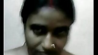 印度阿姨在这个热情的视频中脱衣并给出感性的口交。