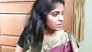 Tia indiana sensual se entrega a diversão selvagem no andar de cima, capturada em um vídeo de alta qualidade.